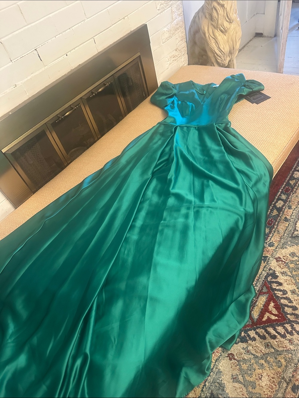 (B) NWT MAC DUGGAL Elegant Emerald Satin V-Neck Maxi Dress #26606